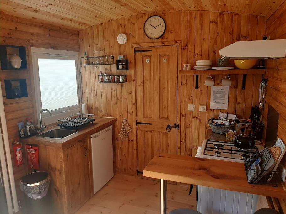 Anglesey New Modern Shepherds Hut With Spa Hot Tub Gwalchmai Экстерьер фото