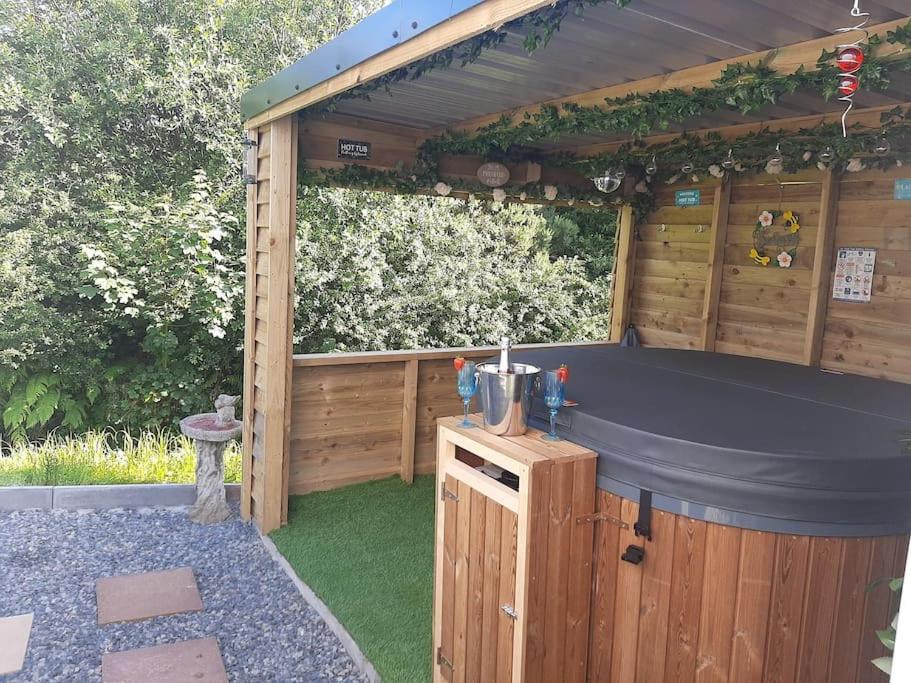 Anglesey New Modern Shepherds Hut With Spa Hot Tub Gwalchmai Экстерьер фото