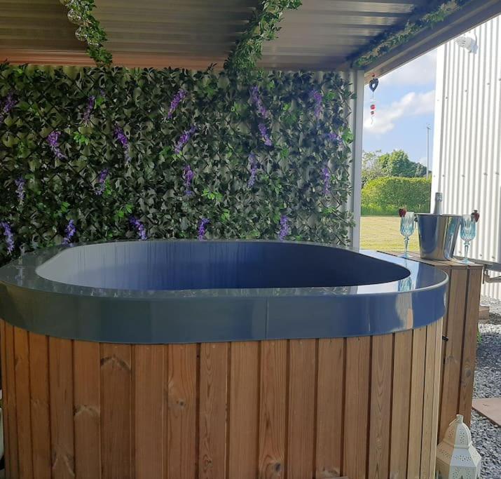 Anglesey New Modern Shepherds Hut With Spa Hot Tub Gwalchmai Экстерьер фото