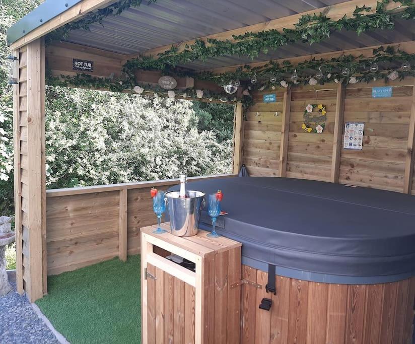 Anglesey New Modern Shepherds Hut With Spa Hot Tub Gwalchmai Экстерьер фото