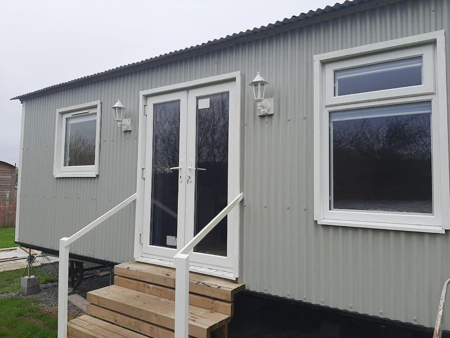 Anglesey New Modern Shepherds Hut With Spa Hot Tub Gwalchmai Экстерьер фото