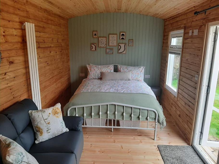 Anglesey New Modern Shepherds Hut With Spa Hot Tub Gwalchmai Экстерьер фото