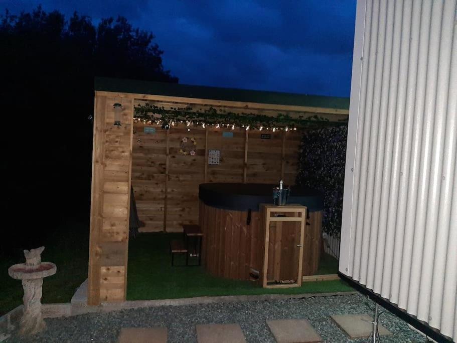 Anglesey New Modern Shepherds Hut With Spa Hot Tub Gwalchmai Экстерьер фото