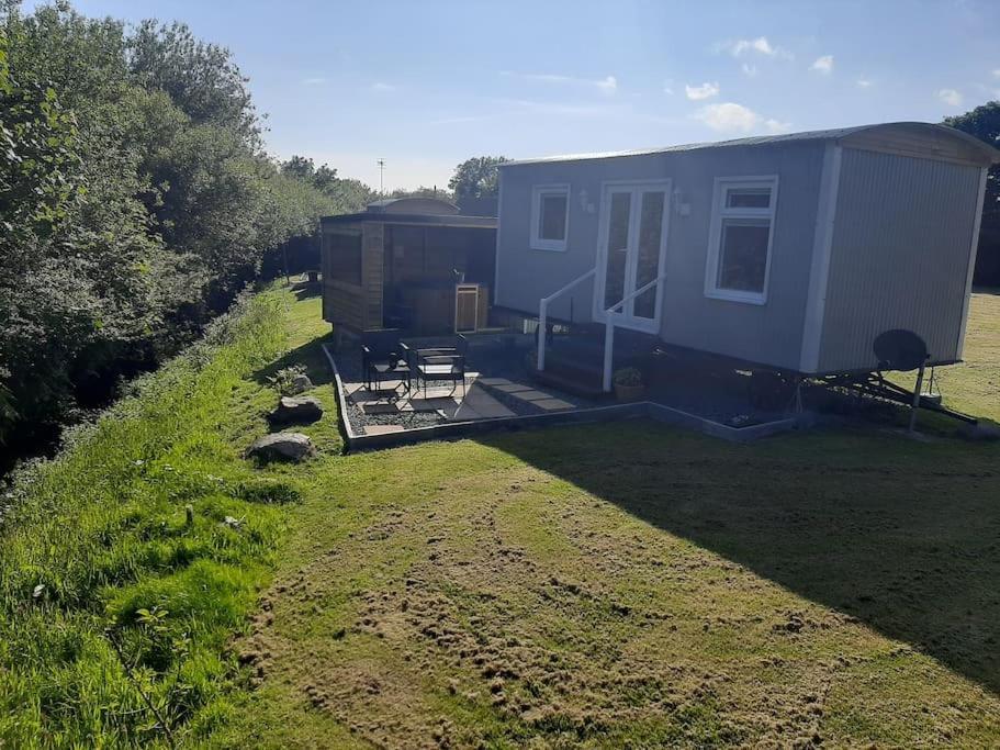 Anglesey New Modern Shepherds Hut With Spa Hot Tub Gwalchmai Экстерьер фото