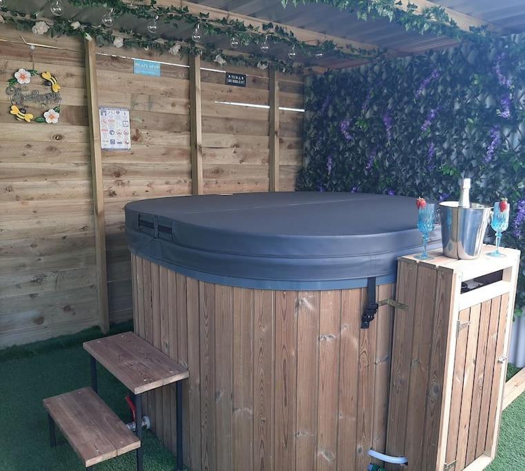 Anglesey New Modern Shepherds Hut With Spa Hot Tub Gwalchmai Экстерьер фото
