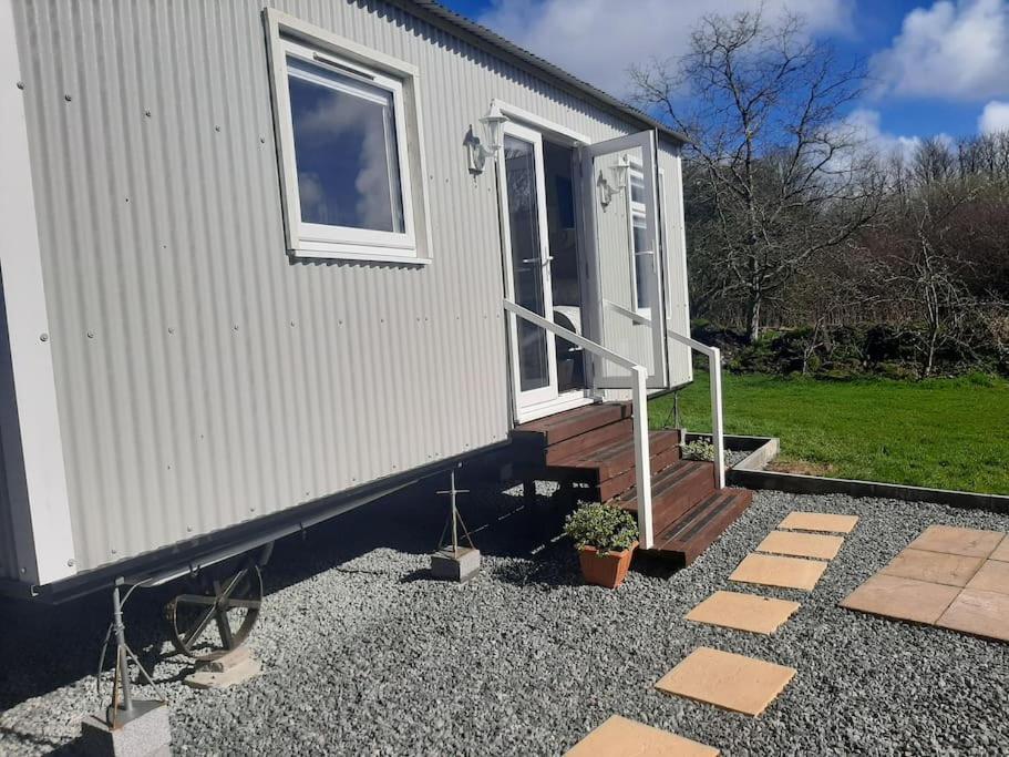 Anglesey New Modern Shepherds Hut With Spa Hot Tub Gwalchmai Экстерьер фото