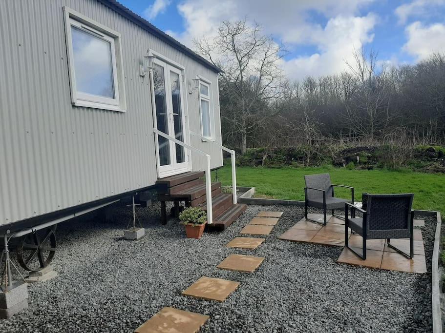 Anglesey New Modern Shepherds Hut With Spa Hot Tub Gwalchmai Экстерьер фото
