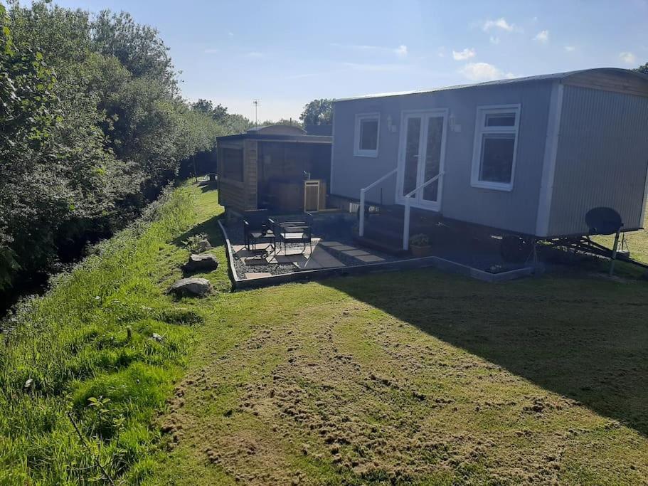 Anglesey New Modern Shepherds Hut With Spa Hot Tub Gwalchmai Экстерьер фото