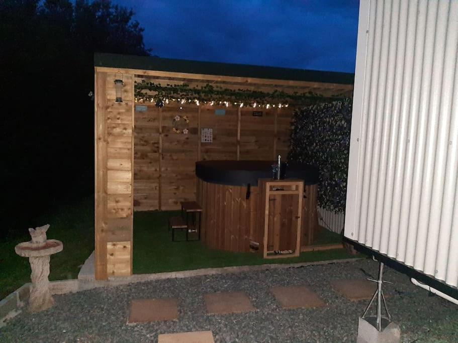 Anglesey New Modern Shepherds Hut With Spa Hot Tub Gwalchmai Экстерьер фото